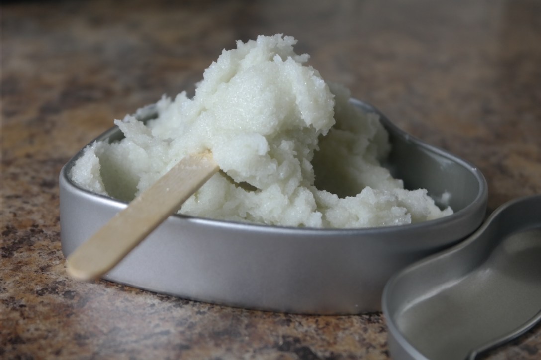 I scooped it in a 200ml heart shaped tin container.